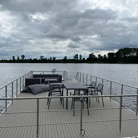Luxboot شقة